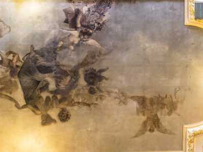 A salvarsi dal rogo del 1991 anche l�affresco di Raffaele Armenise che adorna il soffitto: raffigura allegoricamente la musica, il ballo e la poesia, ed � circondato da una spessa cornice in oro